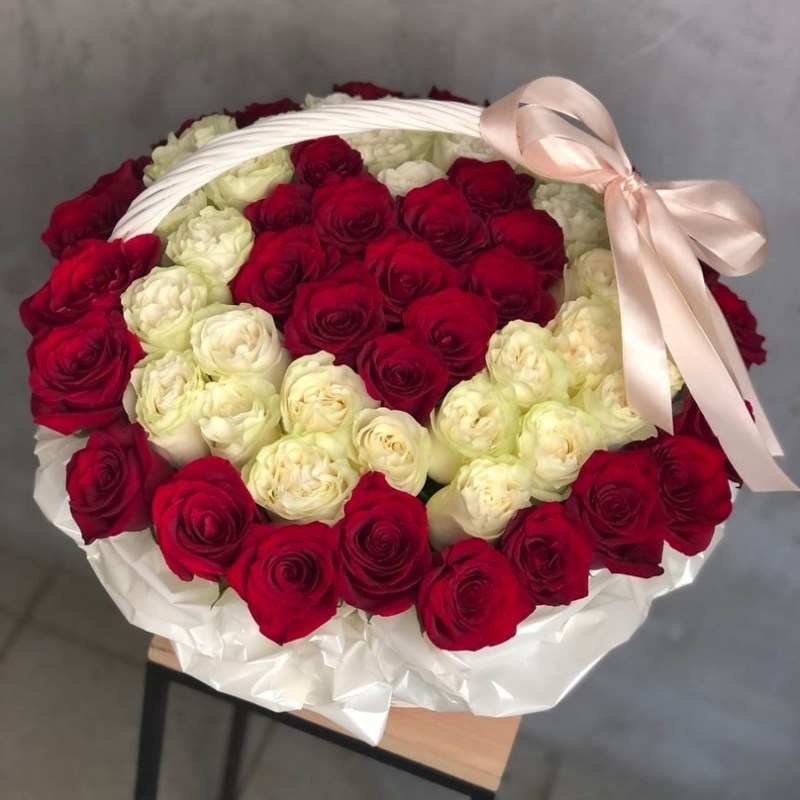 Большая корзина из 65 роз
