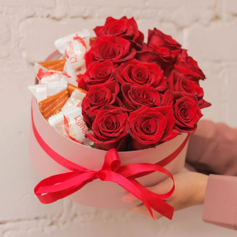 Красные розы в коробке с Raffaello
